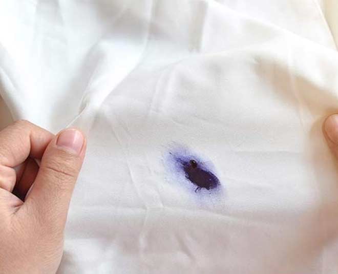 कपड़ों से दाग cloth spot cleaning with old toothbrush