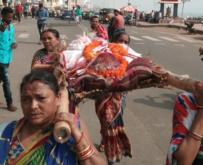 Daughters Perform Mother's Last Rites After Sons Decline