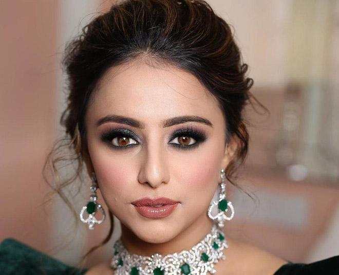 Eyeshadow Colours Combinations Ideas with Black Dress in Hindi