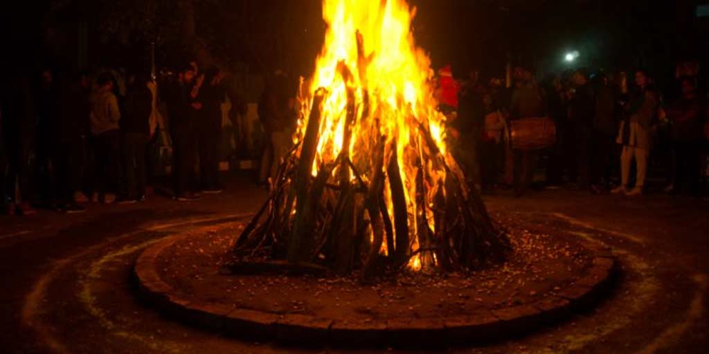 Significance Of First Lohri For Newly Wed Couples Herzindagi 2922