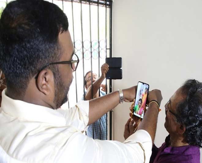 groom tied mangalsutra on mobile