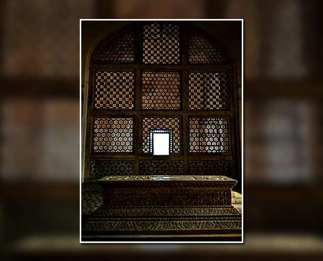 history of akbar tomb in hindi