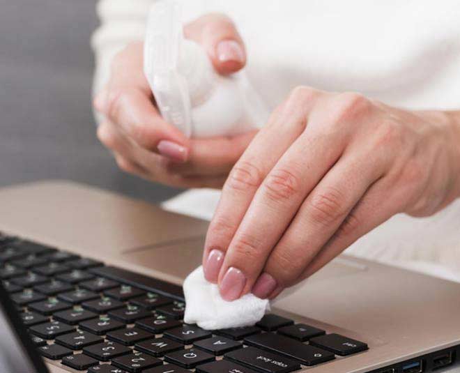 कीबोर्ड keyboard cleaning with old toothbrush