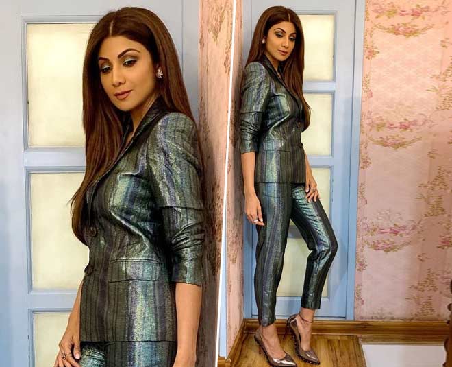 मैटेलिक सिल्वर पैंट सूट metalic silver pantsuit look