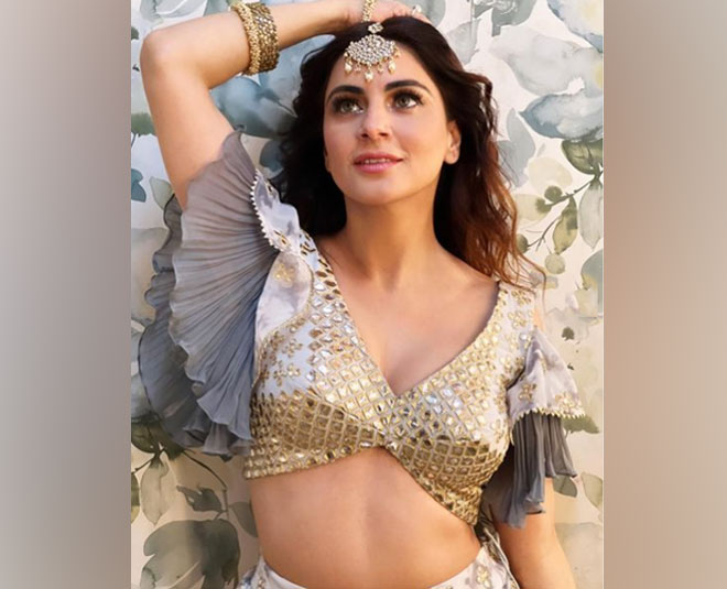 quirky ruffle sleeves