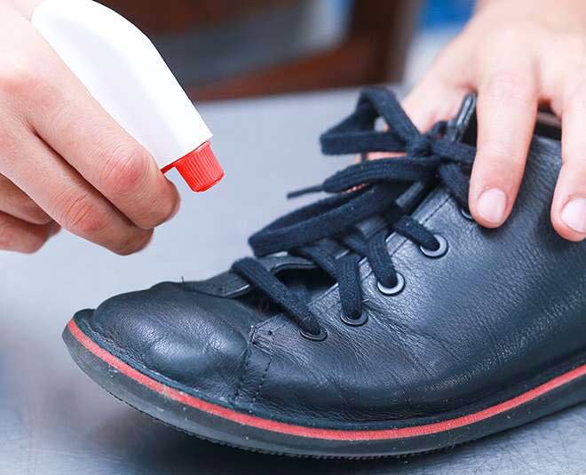 गंदे जूते shoe cleaning with old toothbrush