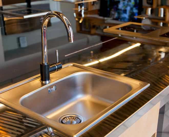 सिंक और नल sink cleaning with old toothbrush