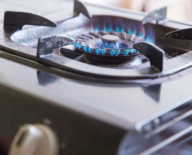 रसोई का चूल्हा stove cleaning with old toothbrush