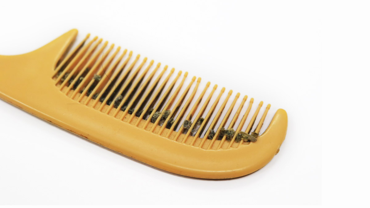 How to clean dirty comb