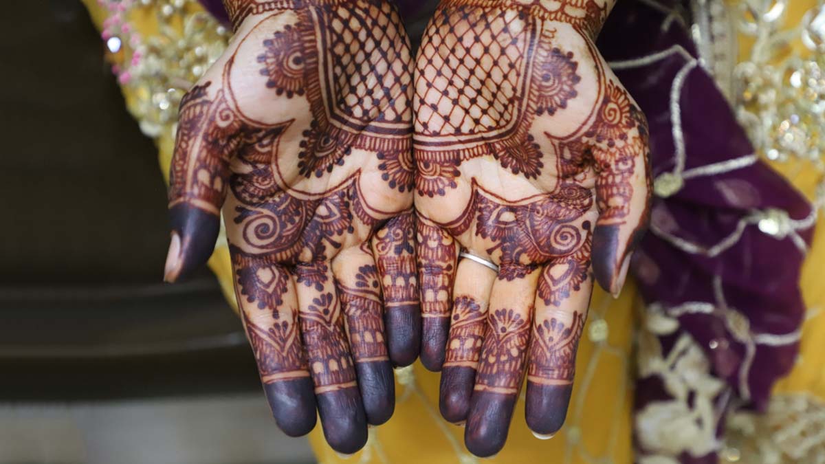 HOW MANY HOURS SHOULD WE KEEP MEHNDI ON HANDS?