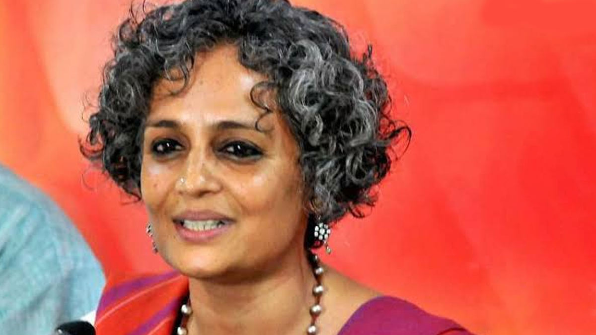 arundhati roy india first female booker awardee in hindi