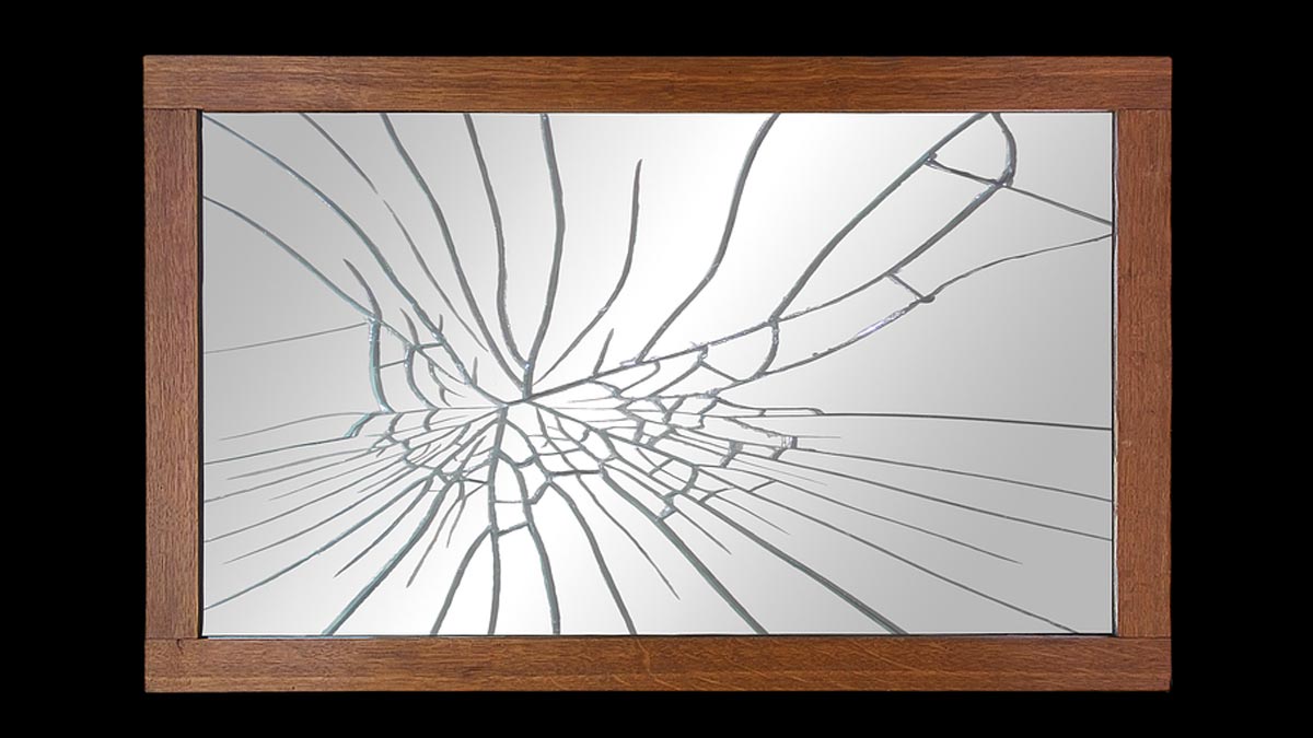टूटा हुआ शीशा broken mirror in bathroorm vastu