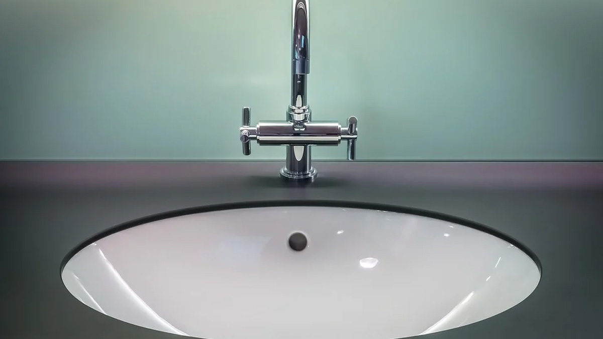 खराब पानी का नल broken tap at bathroom