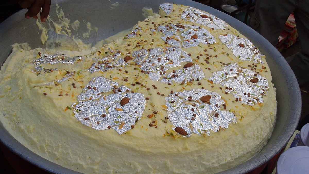 chowk lucknow famous street food markets