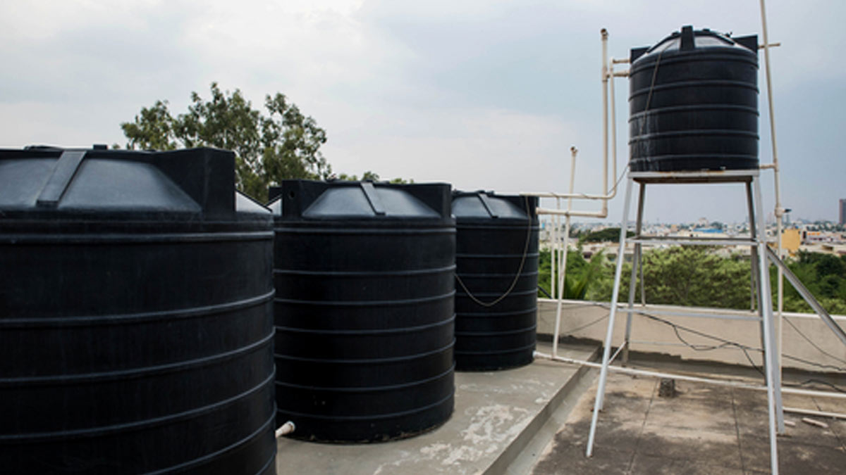 cleaning the water tank