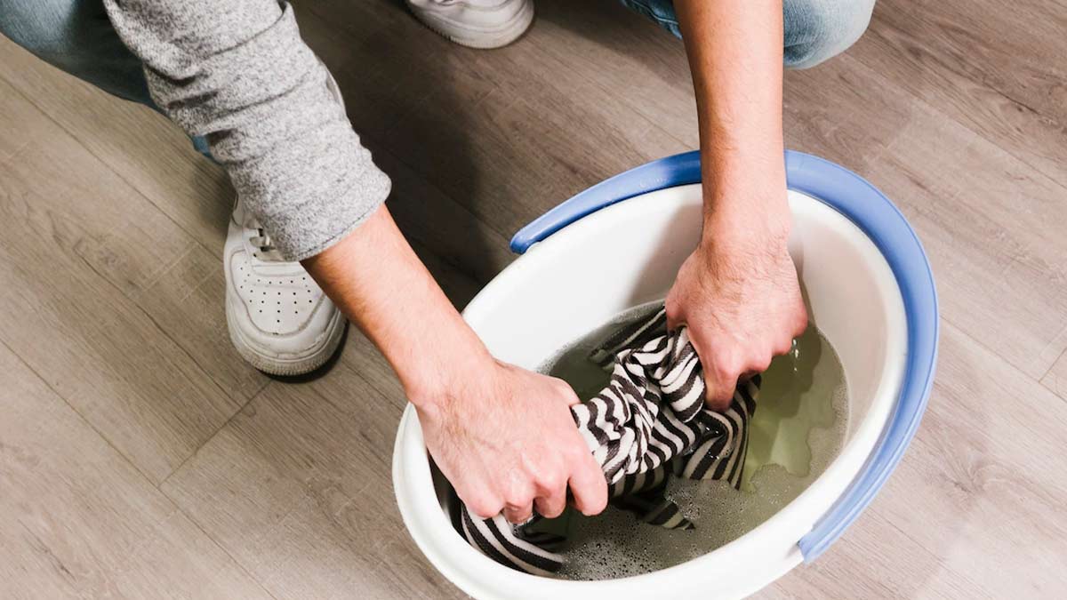 भीगे हुए कपड़े clothes in bucket