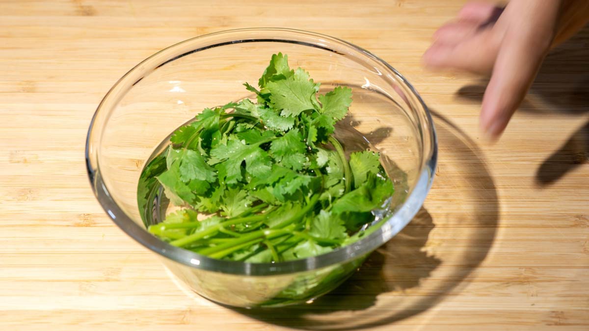 coriander water for shiny face