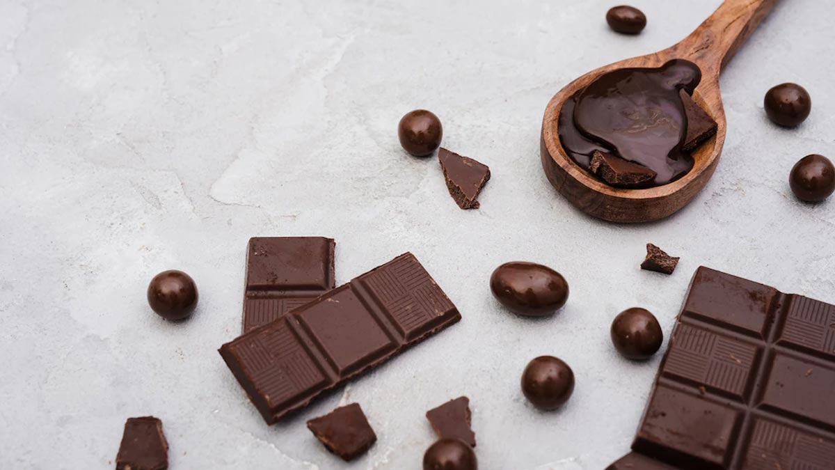 Dark Chocolate Regulates Bloating 