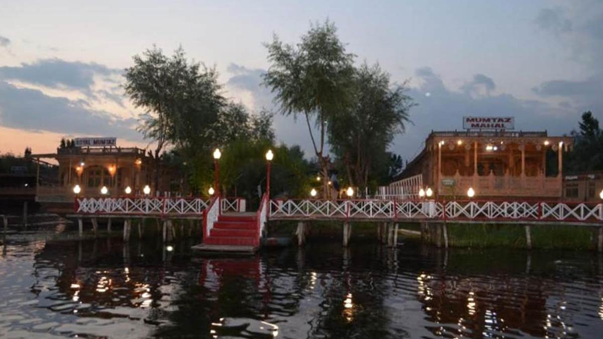 floating hotels in shrinagar
