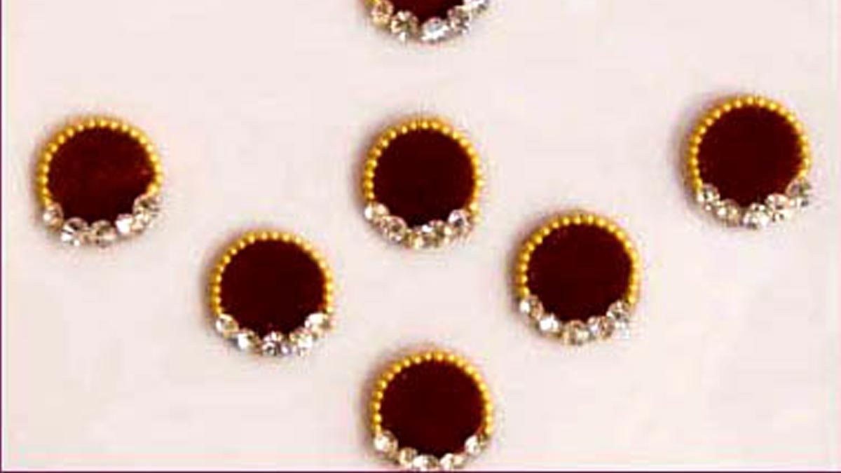 मोती नग वाली लाल बिंदी gol bindi picture