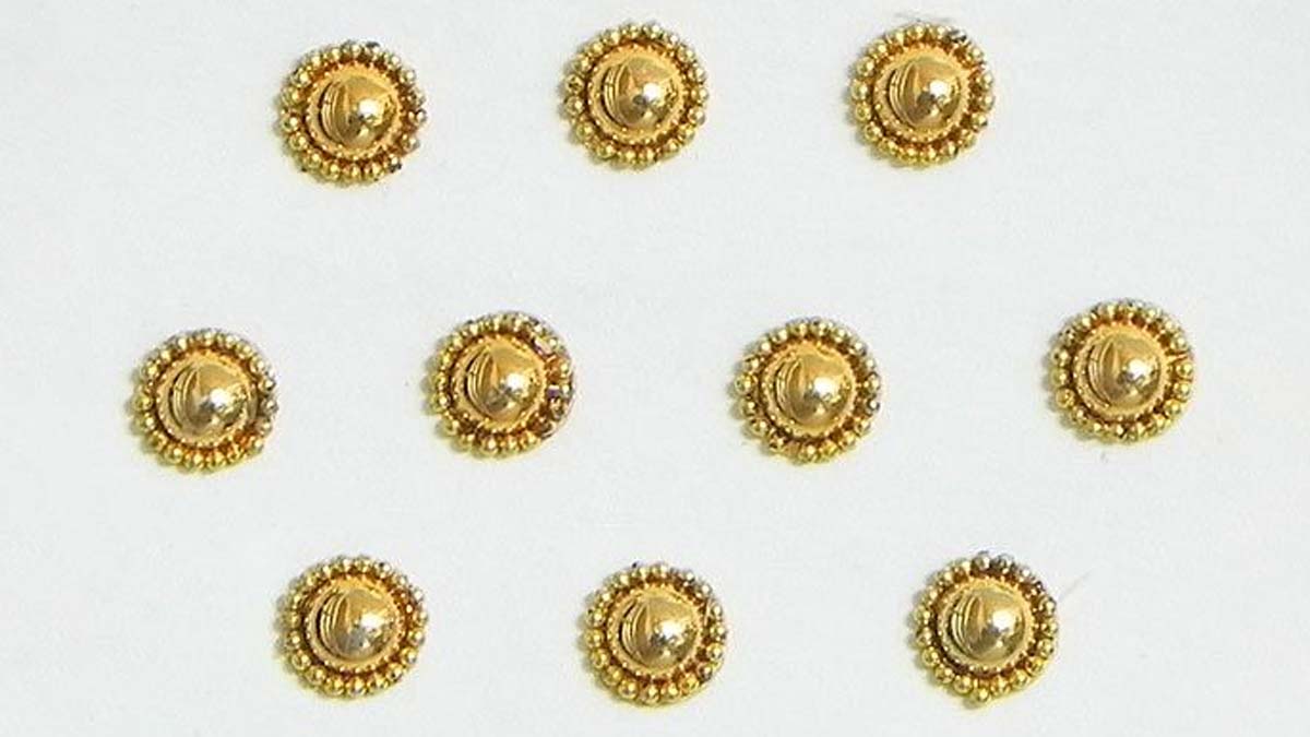 बीड्स वर्क वाली गोल बिंदी gol bindi styling tips for women