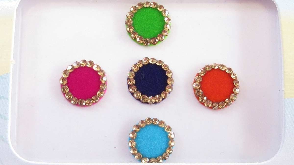 सिंपल नग वाली बिंदी gol bindi styling