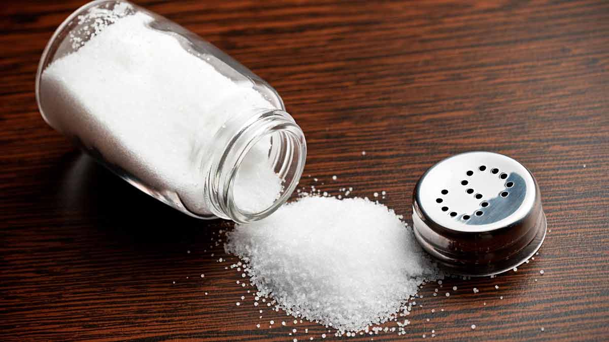 how to clean iron with salt