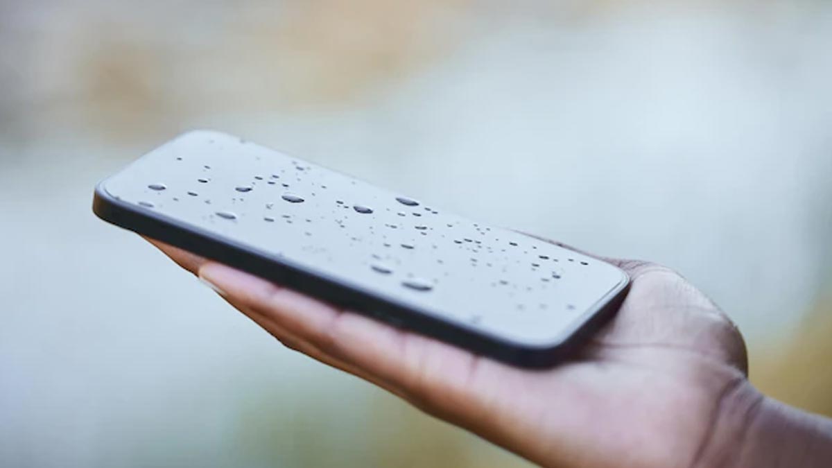 how to protect your phone from rain