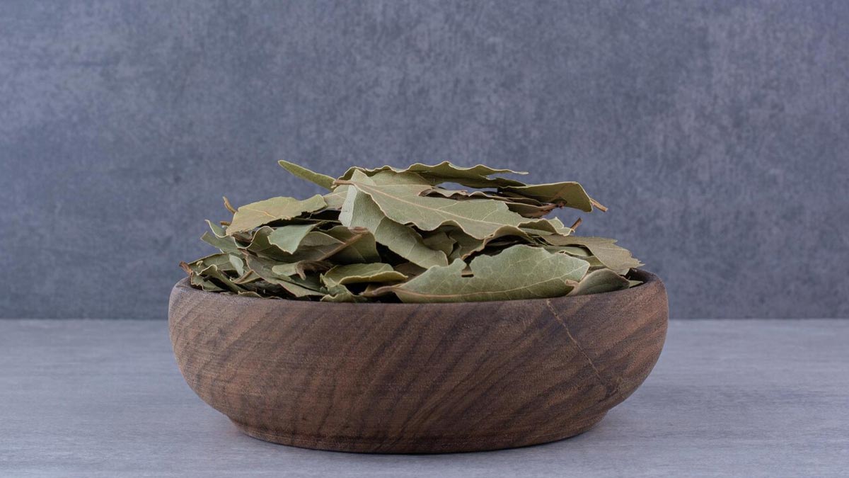 keep bay leaves in atta