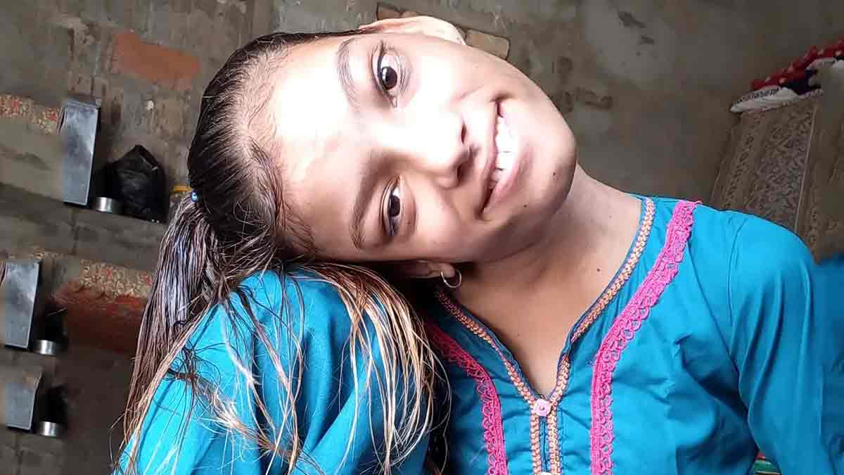 pakistani girl with neck bent