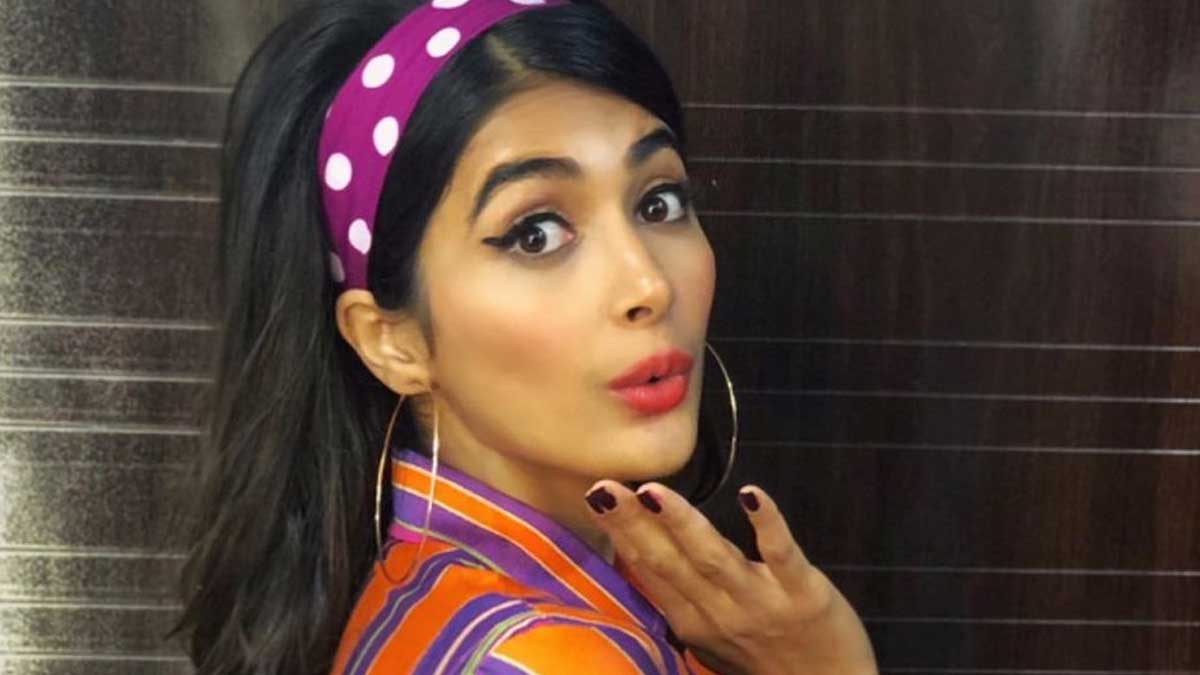 pooja hegde retro look