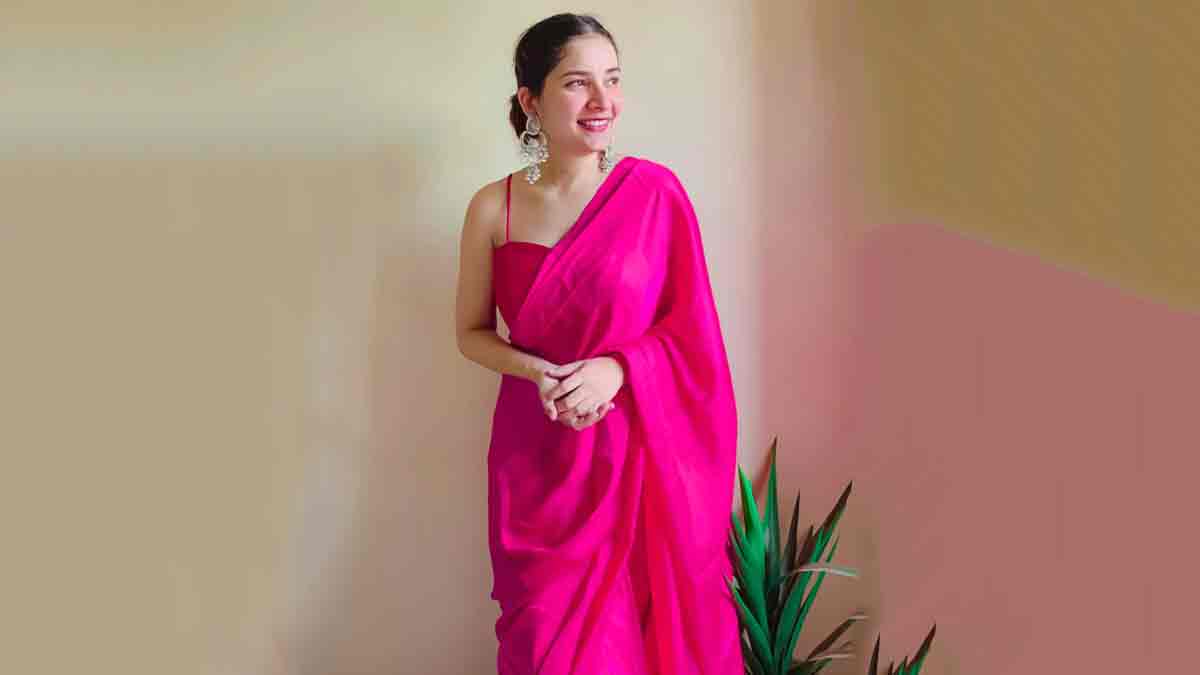 Great tip to beautify your simple plain sarees - styling with a