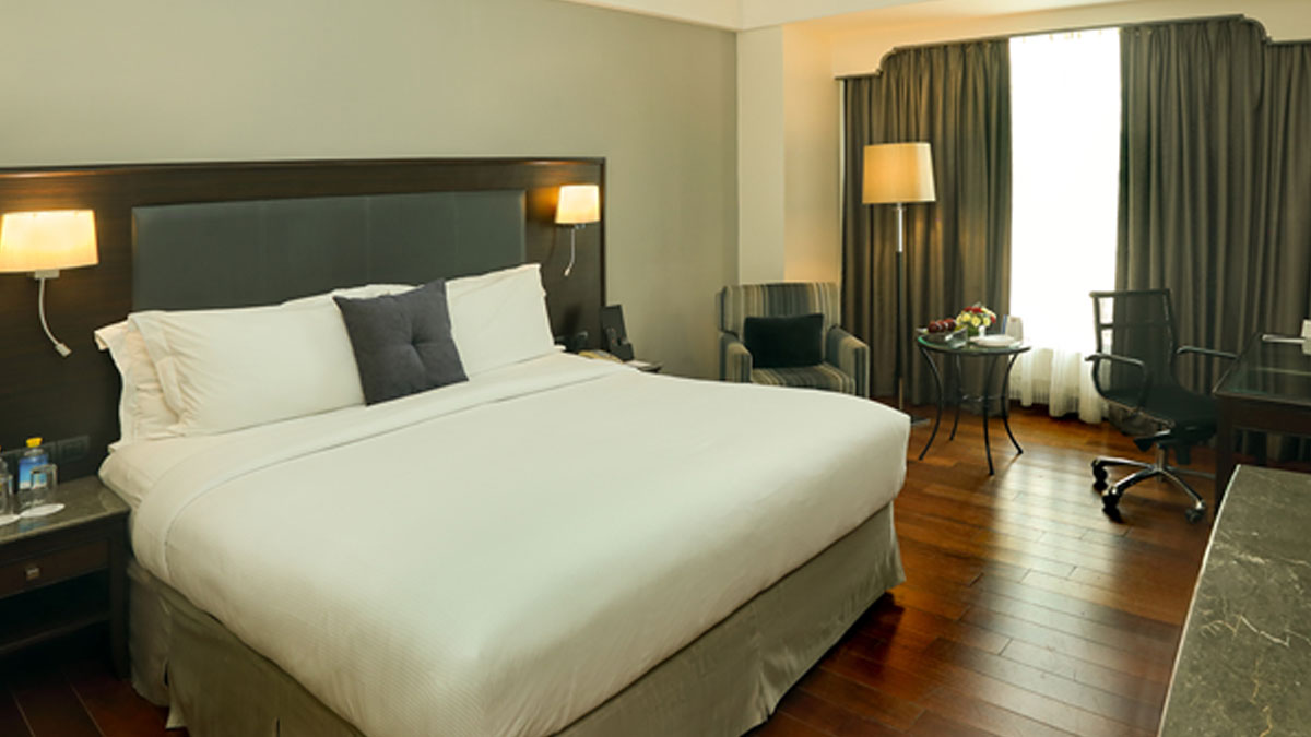 why hotels have light color  bedsheets