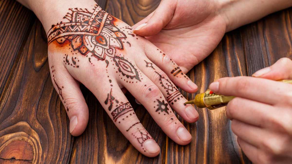 Pregnancy में मेहंदी लगाना कितना सुरक्षित? - is it safe to apply henna on  hair hands and feet during pregnancy-mobile