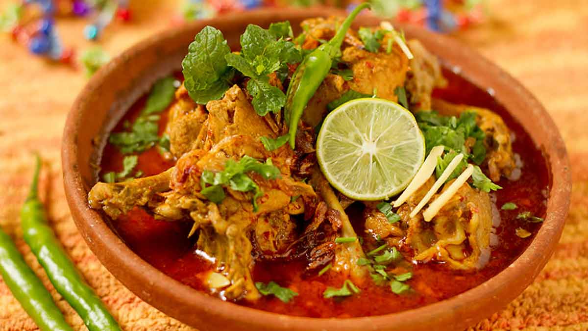 उस डिश का नाम बताएं जिसे हरि मिर्च, अदरक और नींबू के साथ सर्व किया जाता है? Nihari dish