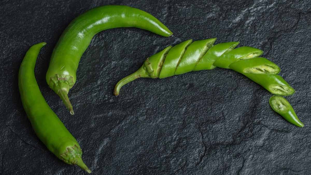 Right way to cut green chilli