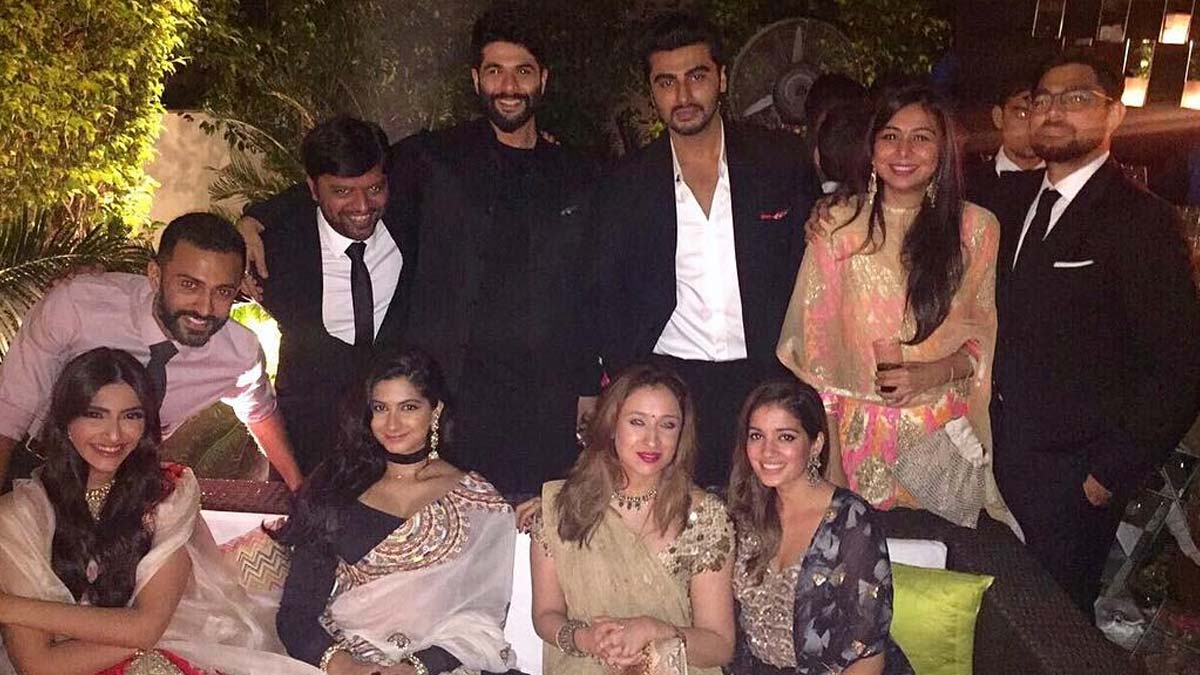 कजिन्स के साथ बेहद खास बॉन्डिंग- arjun kapoor with his cousins