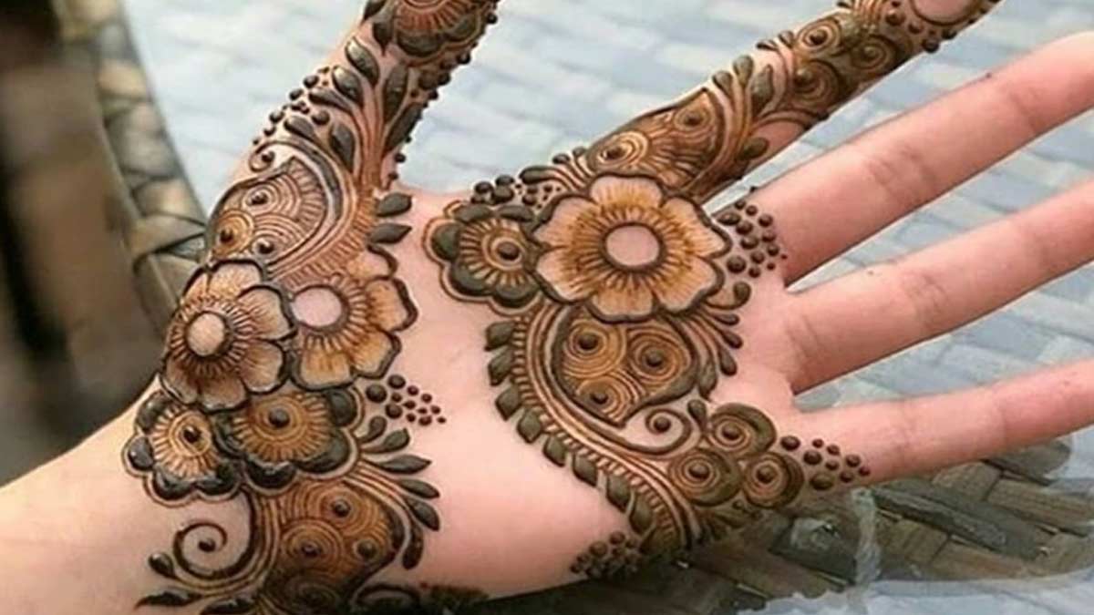 Karwa Chauth Mehndi Design: करवा चौथ पर हाथों में सजाने वाली हैं पिया के  नाम की मेहंदी, देखें ये लेटेस्ट डिजाइन | Jansatta