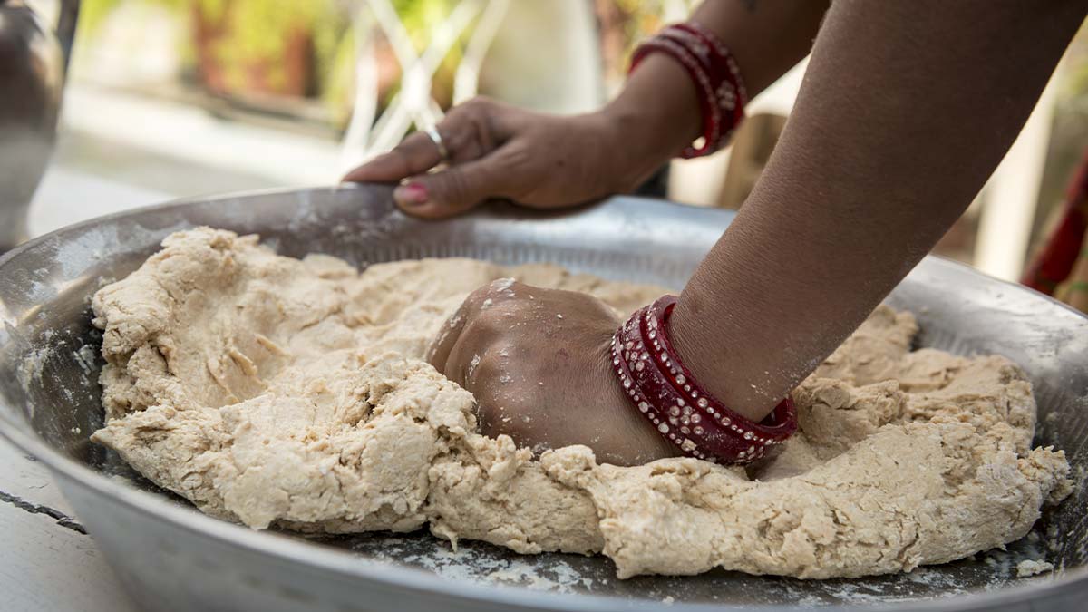 How to Knead Dough for Roti रोटी बनाने के लिए आटा कैसे गूंथे Roti Parathe Ke Liye Atta Guthne