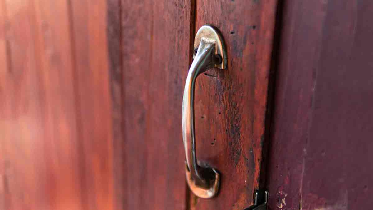 how to take care of wooden door during monsoon in hindi