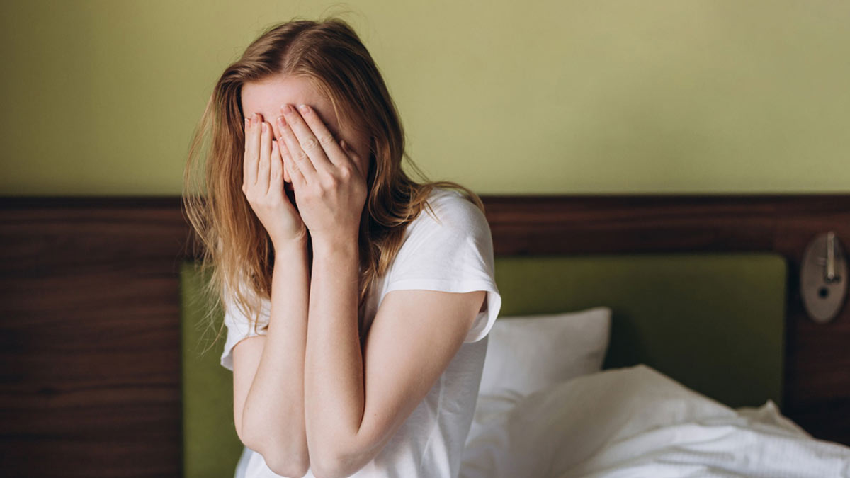 पब्लिक प्लेस में अंजान बनने का दिखावा करना ignorance of partner