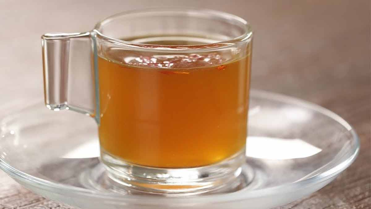 कश्मीर की एक पारंपरिक चाय, जिसमें केसर और ड्राई फ्रूट को सजाकर सर्व किया जाता है। इसे पारंपरिक तौर पर कॉपर के बर्तन में बनाते हैं? kahwa chai kashmiri