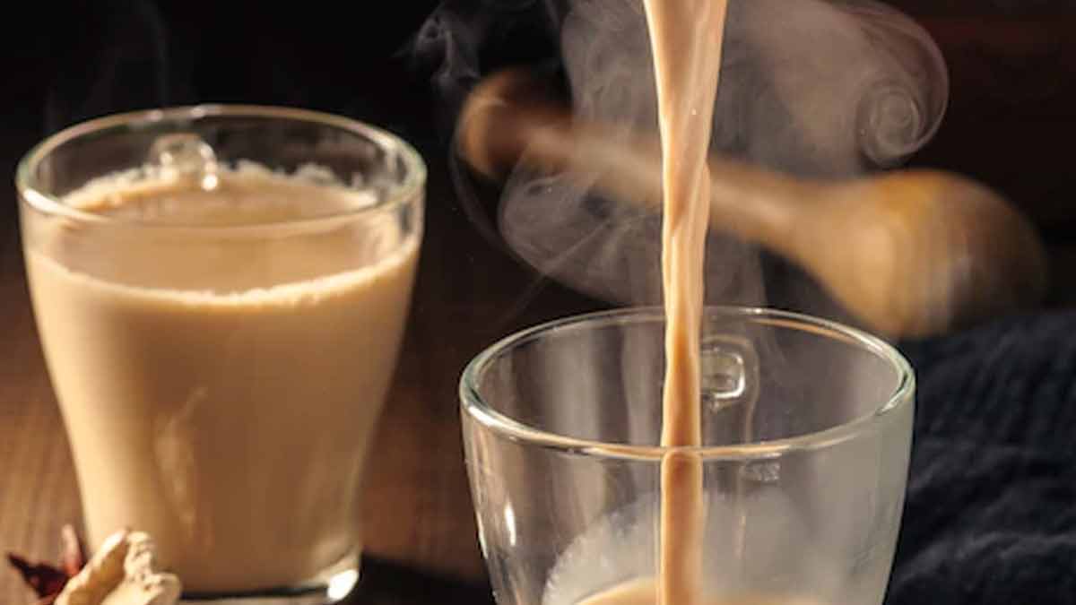 हम भारतीय सर्दियों में इस चाय को पीना बहुत पसंद करते हैं। इसमें कई सारे खड़े मसाले डाले जाते हैं। इसे एक परफेक्ट इम्यूनिटी बूस्टर कहें तो गलत नहीं होगा? masala chai