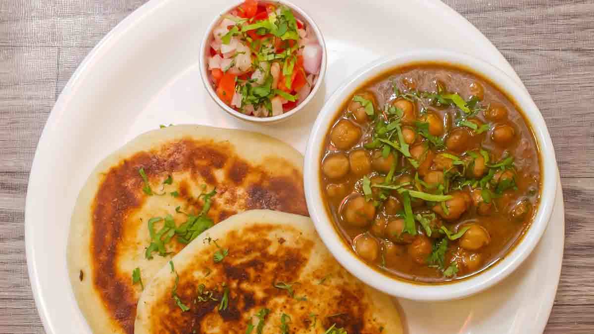 Best Matar Kulcha in Delhi|दिल्ली के मटर कुलचे|best chole kulche | best  places for matar kulcha in delhi | HerZindagi