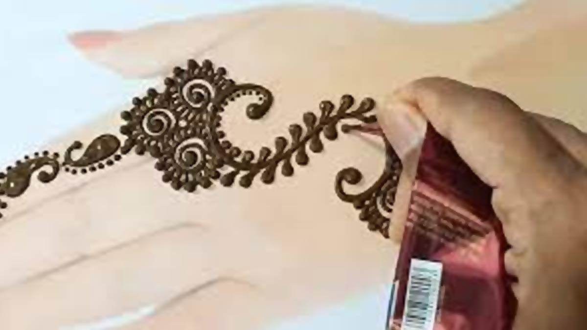 Karwa chauth 2023 8 mehndi design of husband name | Karwa Chauth: पति के नाम  वाली ये मेंहदी डिजाइन नहीं है कॉमन, हर कोई देखता रह जाएगा