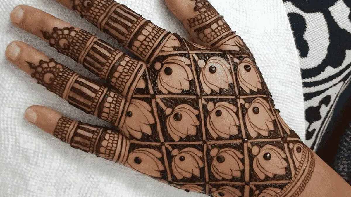 चौड़े हाथों की शोभा बढ़ाएंगे जाल मेहंदी के ये आसान डिजाइंस | simple jaal  mehndi designs for broad hands | HerZindagi