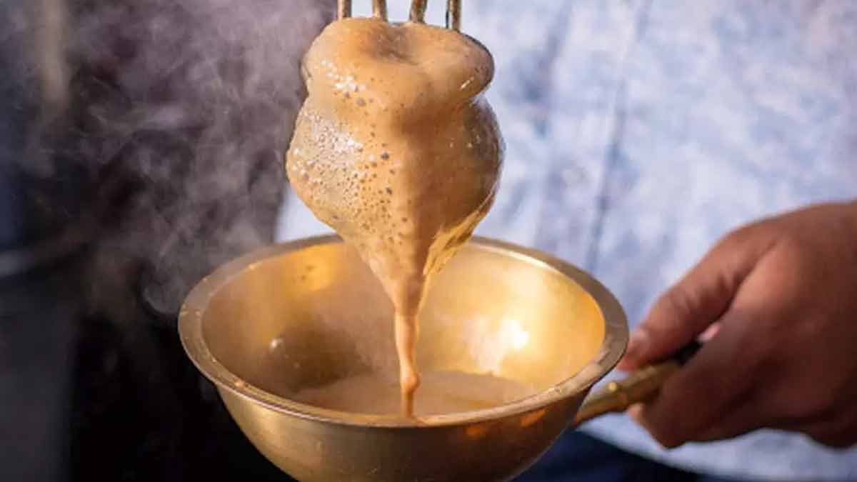 इस चाय को सबसे पहले पुणे में ही सर्व किया गया और फिर से भारत के अन्य राज्यों में भी बनने लगी। इसे तंदूर में पकाया और मिट्टी के ग्लास में पेश किया जाता है? tandoori chai