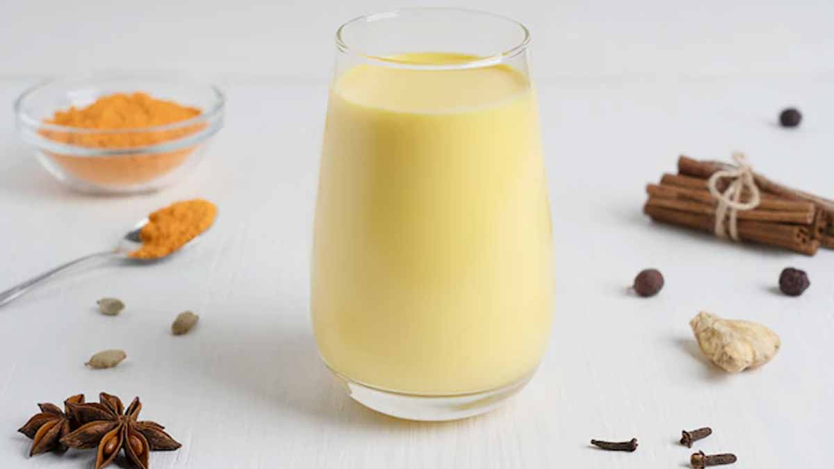 turmeric milk for backache in hindi