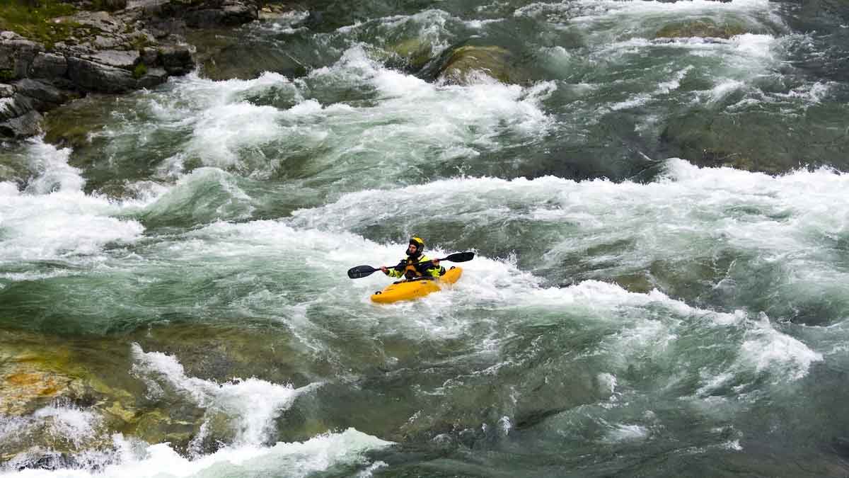 वाइट वाटर राफ्टिंग white water rafting northeast adventure things inside