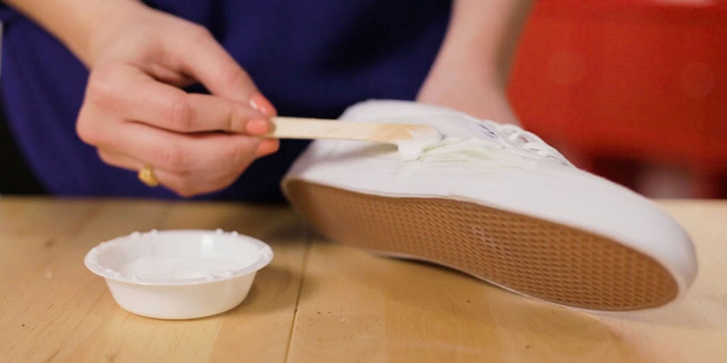 How to Remove Oil Stain From White Shoes in Hindiसफेद जूतों को कैसे